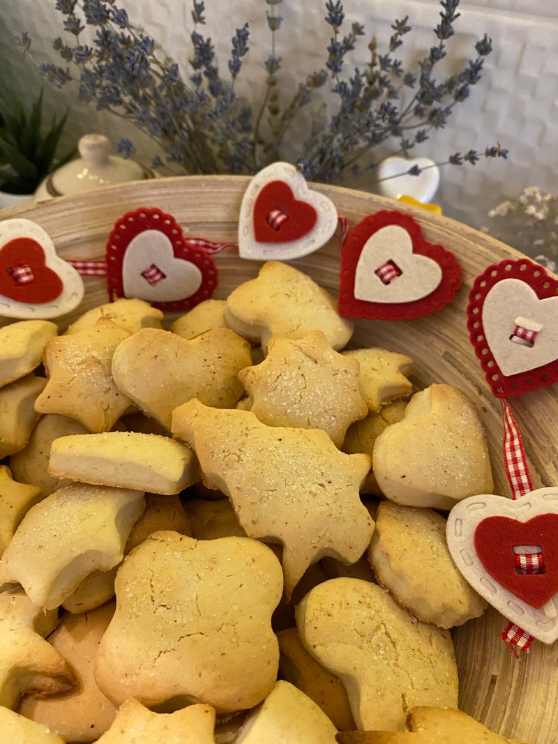 Печенье в миске с сердцами и звездами на них (лебкухен, lebkuchen, пряник, выпечка, закуска)