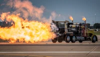 Caminhão Peterbilt 379 soltando fogo e fumaça na pista