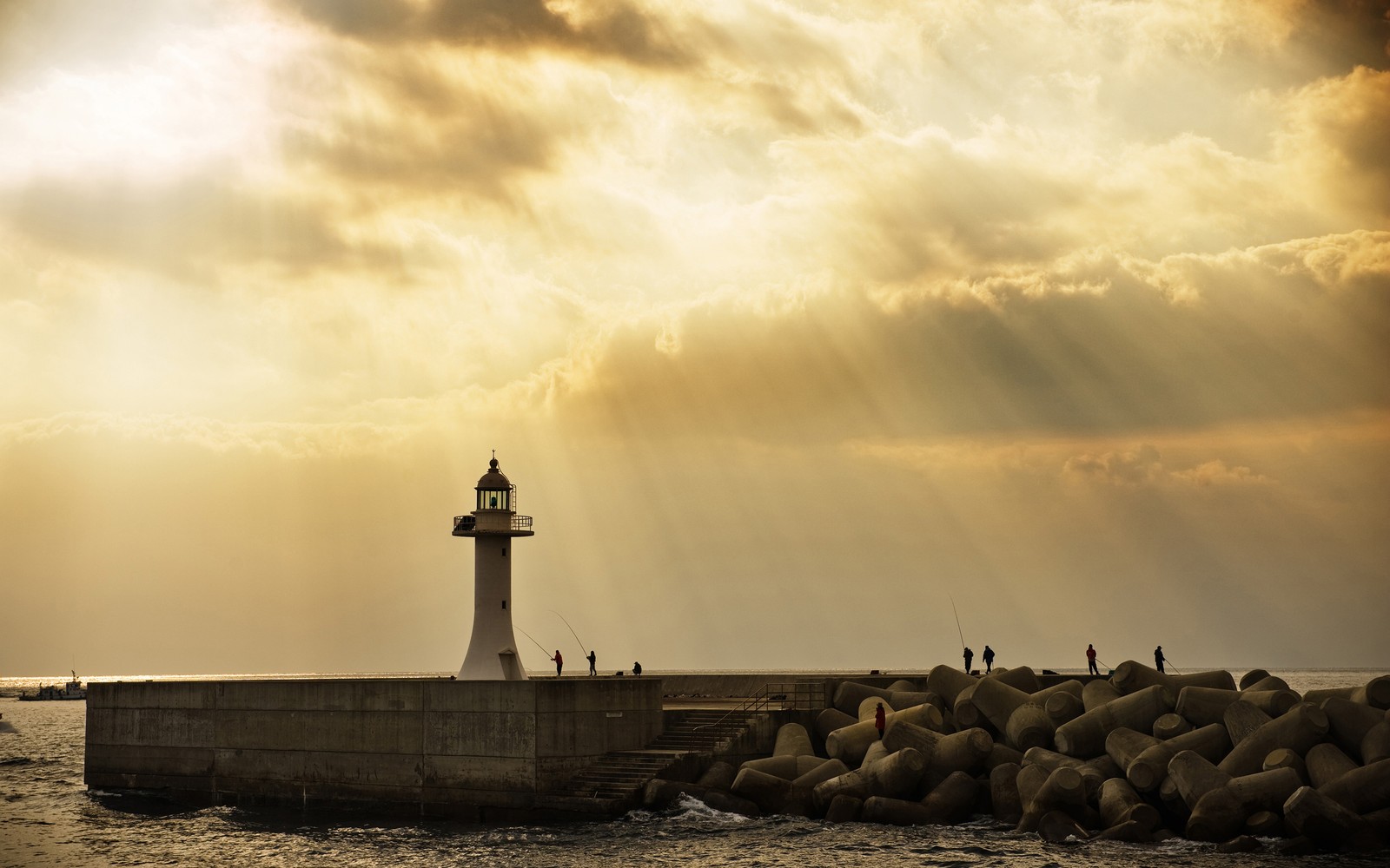 Vista de un faro en una costa rocosa con un cielo nublado (faro, mar, nube, tranquilo, horizonte)