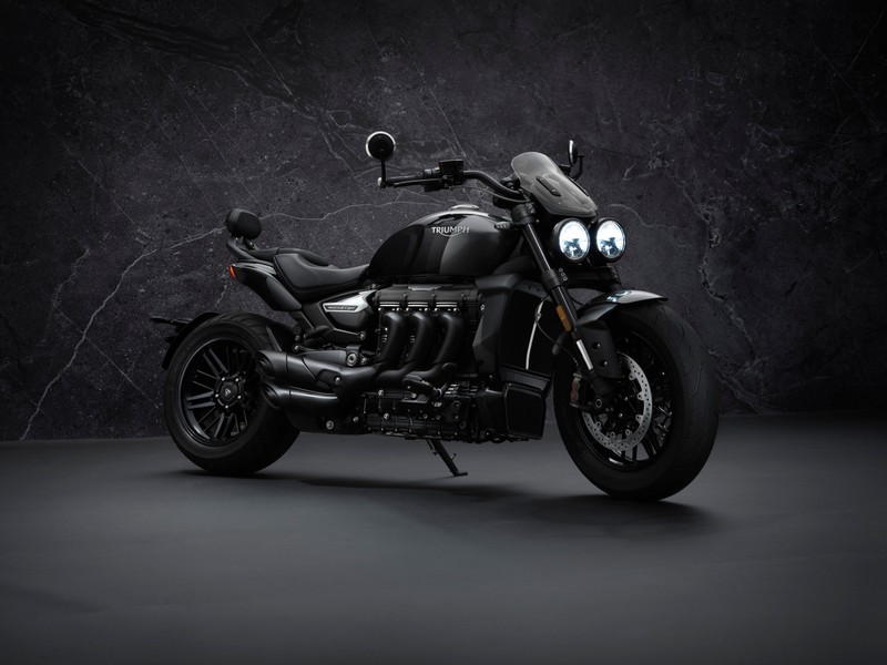 Мотоцикл на черном фоне и черном фоне (triumph rocket 3 gt triple black, ограниченное издание, 2021, 5k, черный темный)