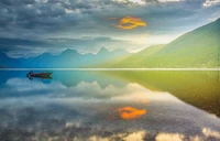 Lever de soleil serein sur le lac McDonald : un reflet tranquille de la chaîne de montagnes du parc national des Glaciers