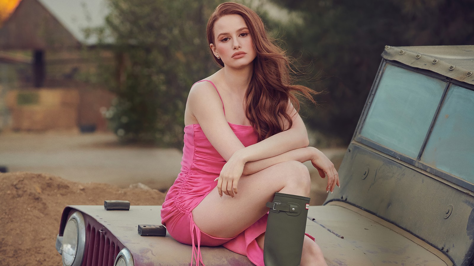 Femme arabe assise sur le capot d'une voiture en robe rose (madelaine petsch, américain, actrice, célébrité, femmes)