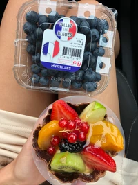 Tarte aux fruits colorée avec des myrtilles fraîches