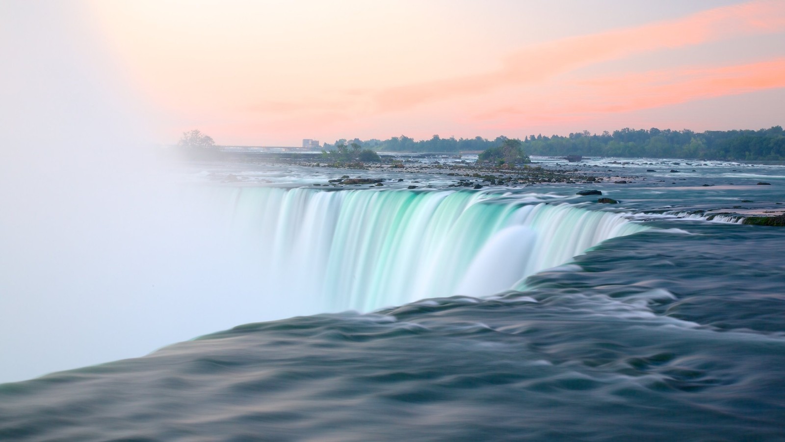 Un primer plano de una cascada con agua fluyendo sobre ella (cataratas del niágara, niagara falls, cascada, cuerpo de agua, recursos hídricos)