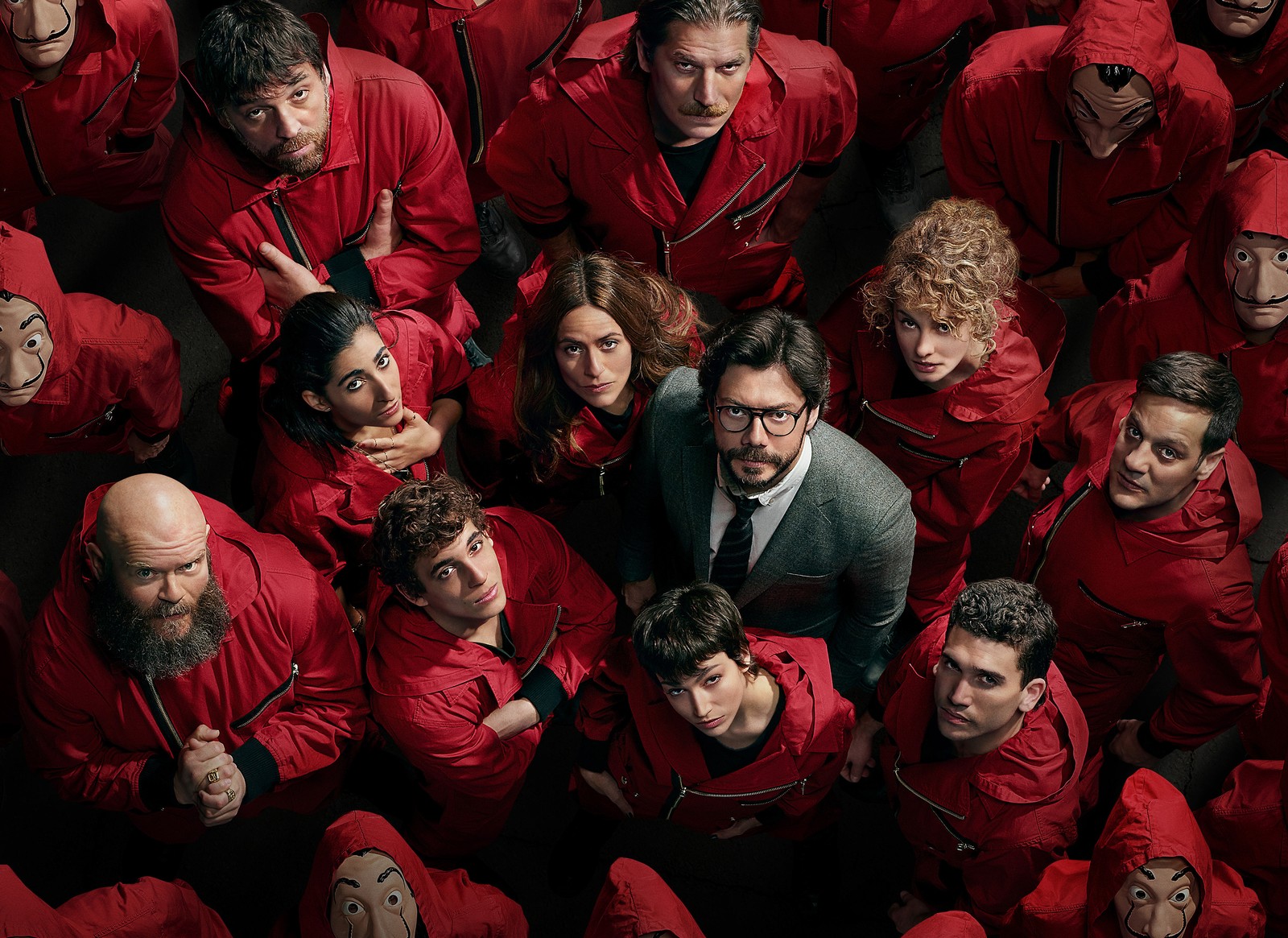 Arabisches bild einer gruppe von menschen in rot gekleidet (haus des geldes, money heist, alvaro morte als der professor, ursula corberó als tokio, netflix serie)