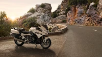 2024 BMW R 1250 RT : Une moto de tourisme contre un paysage rocheux pittoresque