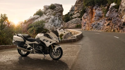 2024 BMW R 1250 RT: Una motocicleta de turismo contra un paisaje rocoso pintoresco