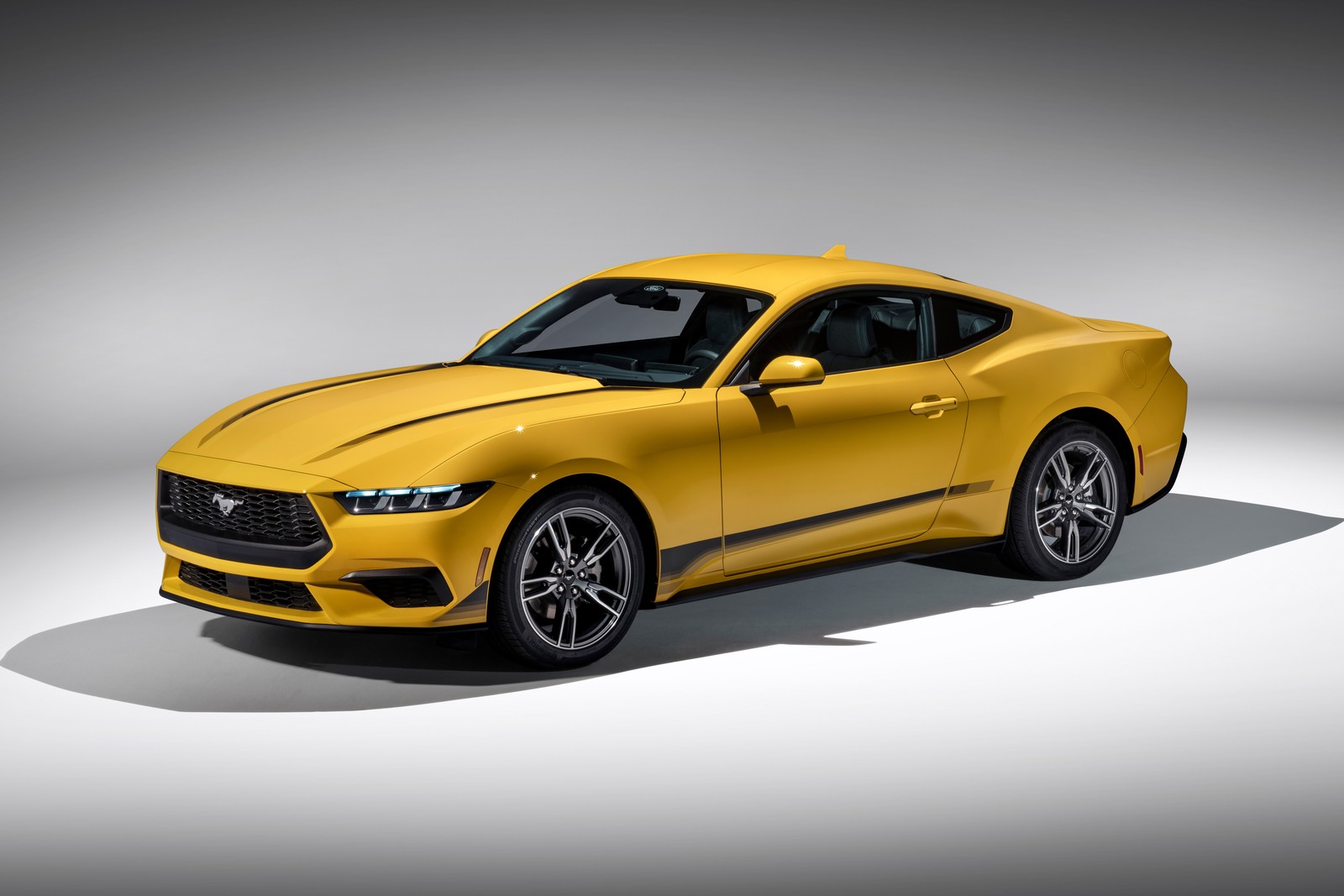 Le nouveau mustang est présenté dans une prise de vue en studio (ford mustang ecoboost, 8k, 2024, 5k, voitures)