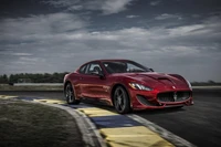 Maserati GranTurismo: Um ousado carro esportivo em ação na pista