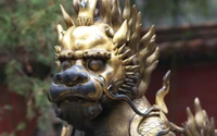 Goldener Drachen-Skulptur aus der chinesischen Mythologie in einem Tempel