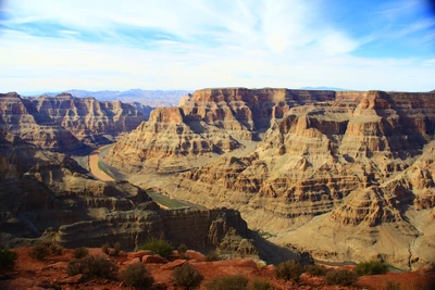 Cânion majestoso de Badlands com escarpas rochosas e o rio Colorado abaixo