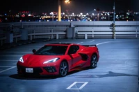 2021 Chevrolet Corvette Stingray in Rot, nächtliche Stadtlandschaft im Hintergrund