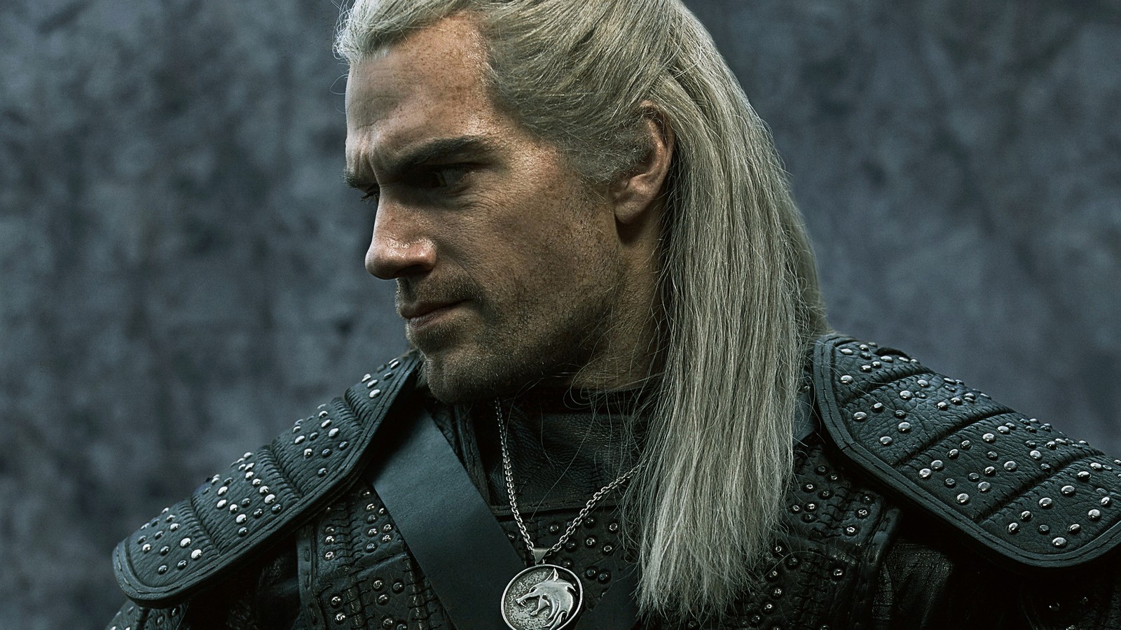 Gros plan d'un homme avec de longs cheveux blancs et un collier (le sorceleur, the witcher, henry cavill, geralt, netflix)