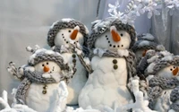 Encantadores muñecos de nieve decorados para una celebración invernal festiva