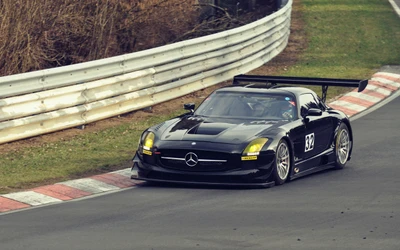 Carro esportivo Mercedes-Benz SLS AMG correndo em uma pista com uma asa traseira proeminente.