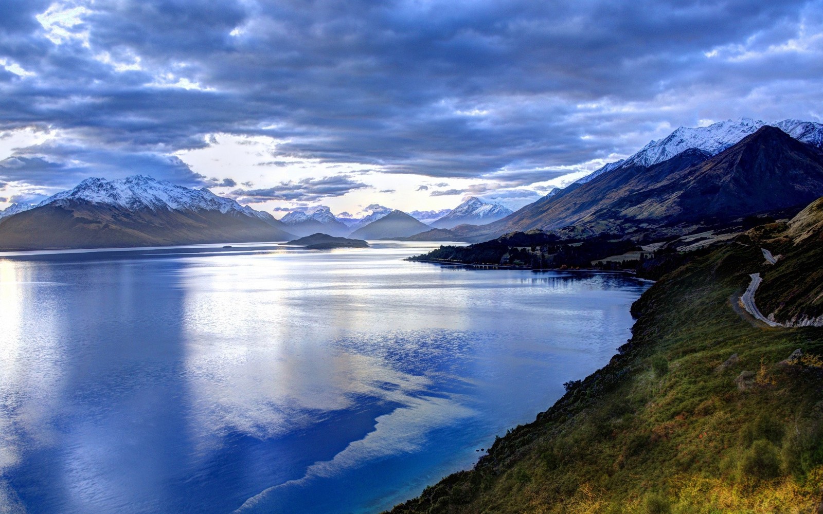 Uma vista de um lago com montanhas ao fundo (natureza, formas montanhosas, terras altas, wild, reflexo)