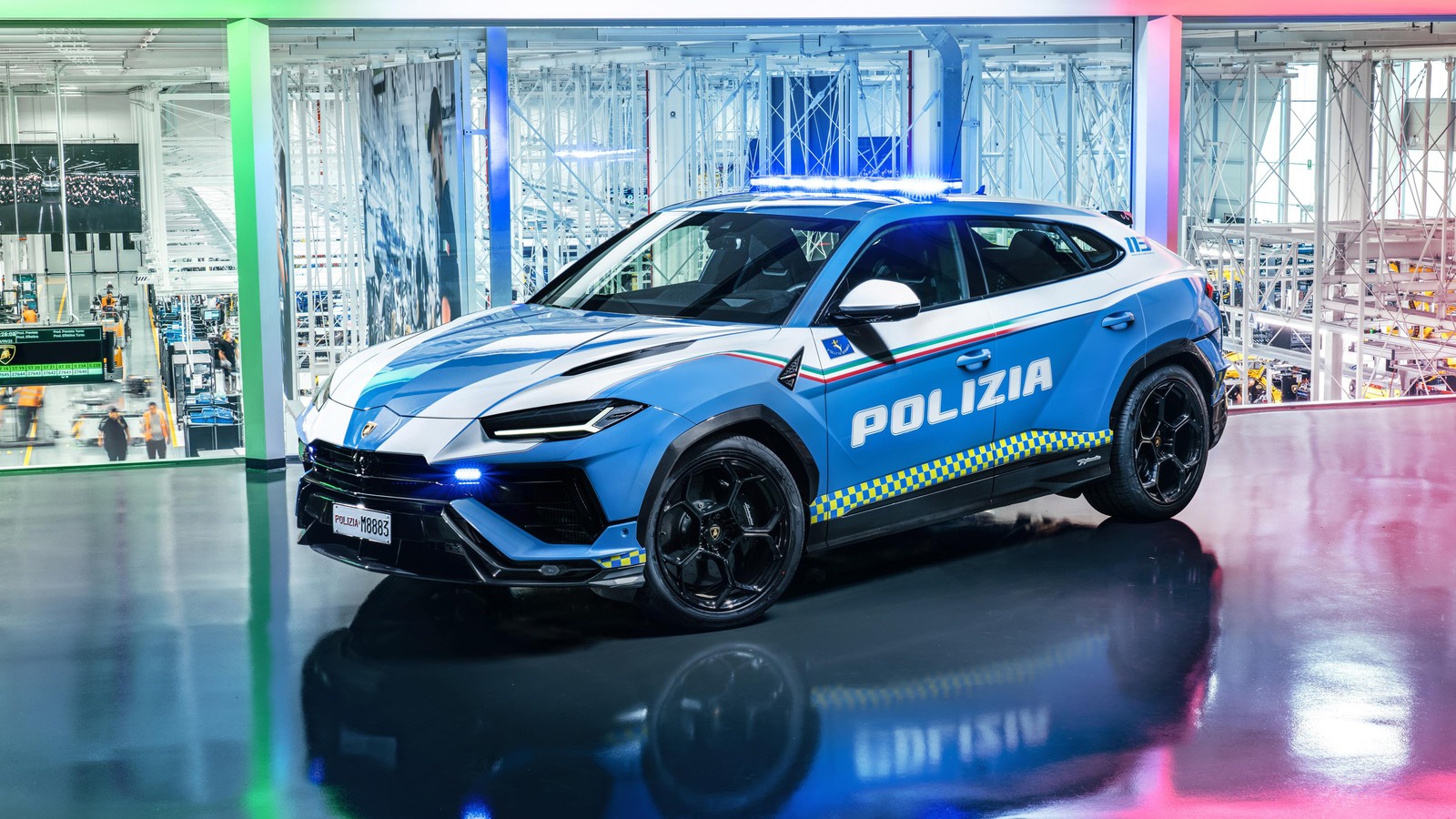 Um carro de polícia azul estacionado em um prédio com luz de néon (carro de polícia, 2023, carros, papel de parede 4k)