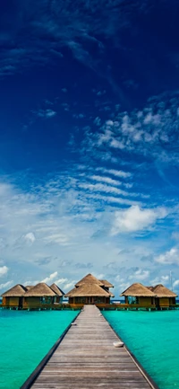 Paraíso tropical: Bungalows sobre el agua contra un cielo azul y un mar azul celeste