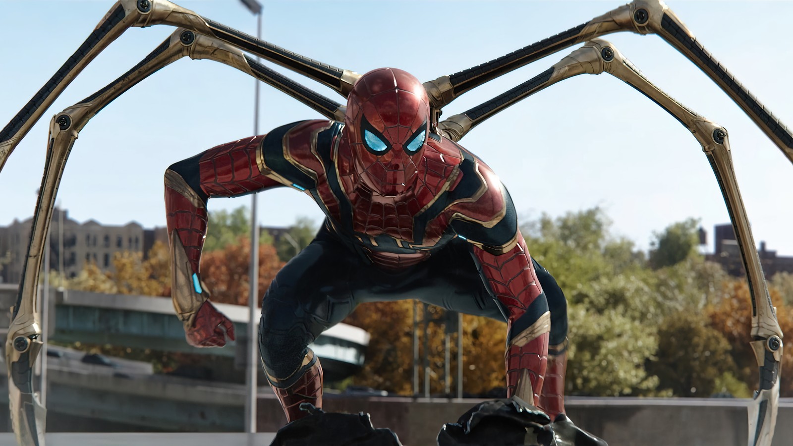 Statue de l'homme araignée devant un bâtiment avec une grande araignée dessus (spider man pas de chemin à la maison, spider man no way home, film, 2021, spiderman)