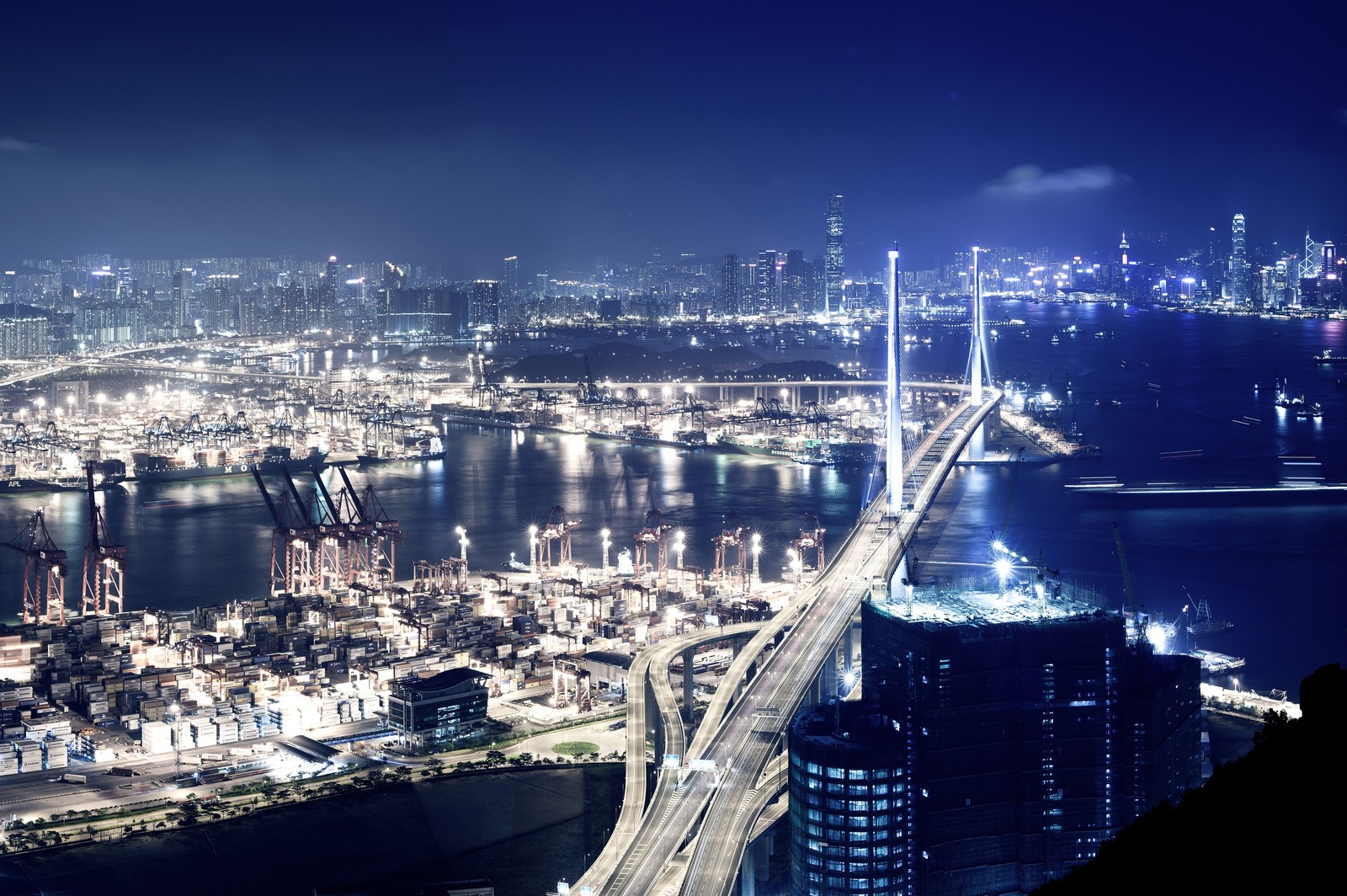 Uma vista de uma cidade à noite com uma ponte e um grande corpo d'água (paisagem urbana, cidade, área urbana, noite, água)