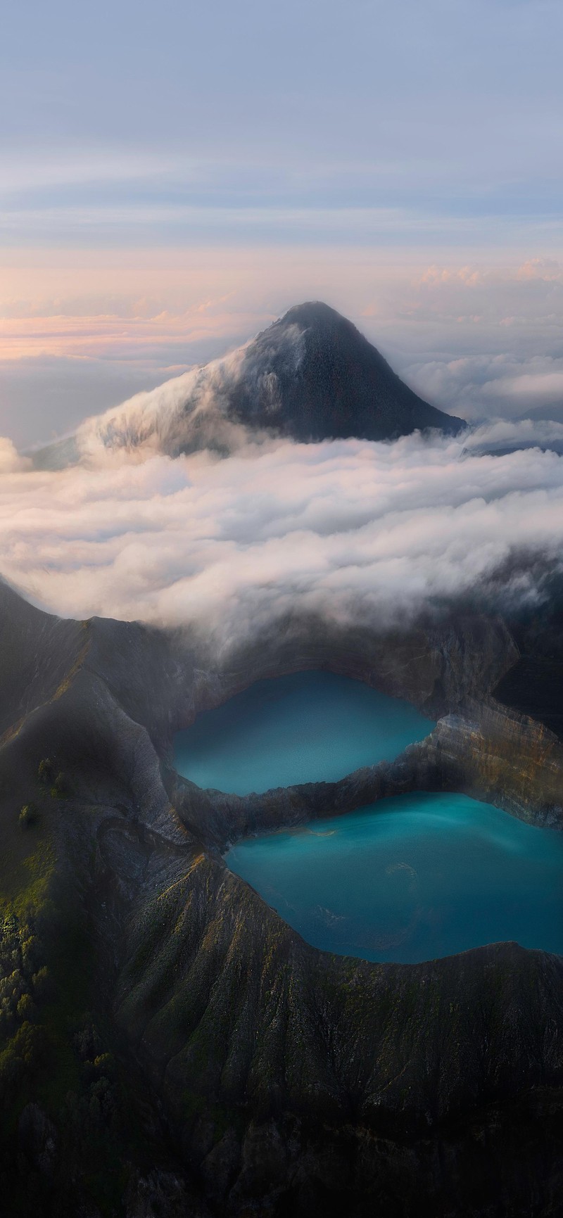 Озеро в горах с горой на заднем плане (гора бромо, mount bromo, вулкан, природа, облако)