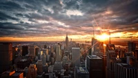 Skyline de Manhattan au crépuscule : Gratte-ciels baignés dans la lueur