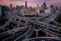 Stadtlandschaft Shanghai: Dynamische städtische Autobahnen und Wahrzeichen bei Dämmerung