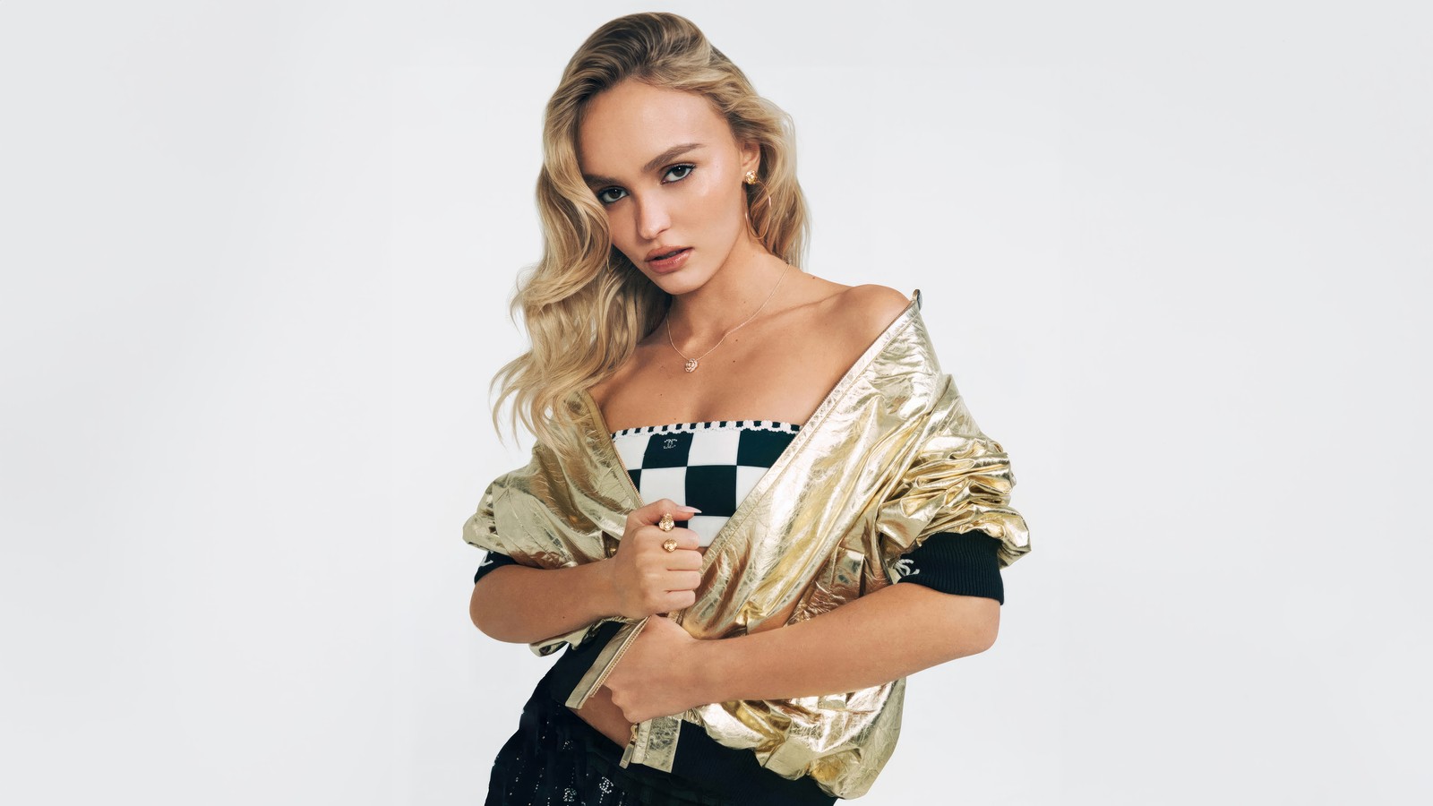 Une femme en haut doré et pantalon noir posant pour une photo (lily rose, depp, célébrité, filles, femme)