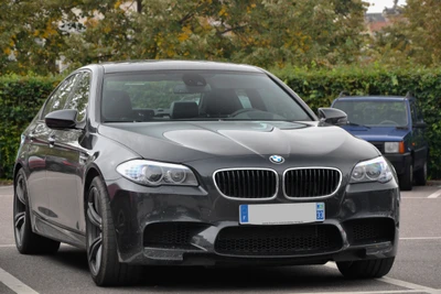 Elegante y potente BMW M5, que muestra su diseño deportivo y características de lujo.