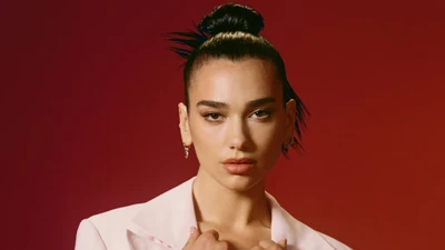 Dua Lipa: Ikonisches Porträt der englischen Sängerin, die die feminine Stärke feiert