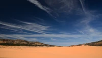 Dunes désertiques expansives sous un ciel vaste