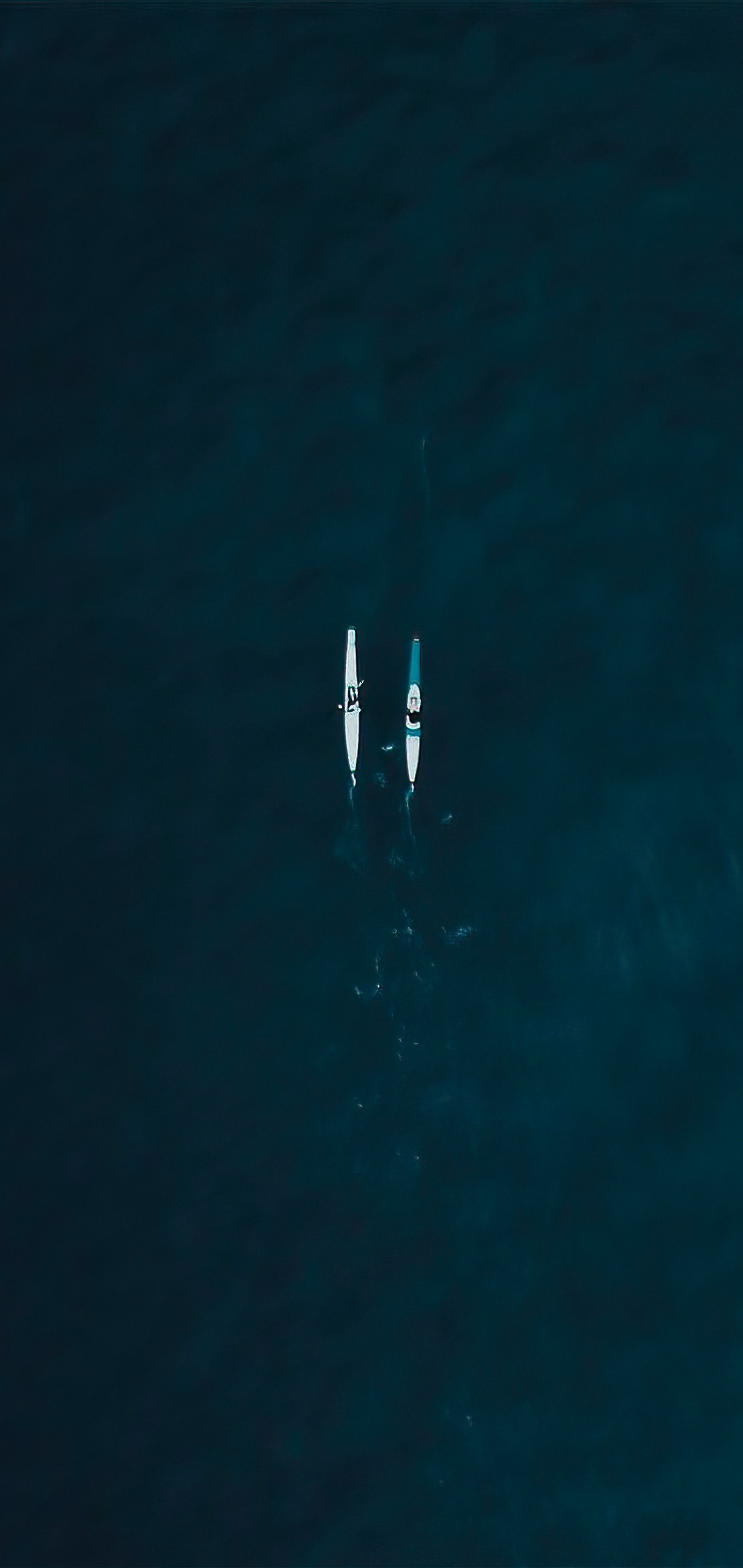 Há dois barcos na água com um barco no meio (água, azul, embarcação, azul elétrico, lago)