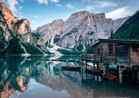 Reflets des sommets des Dolomites dans un lac de montagne serein