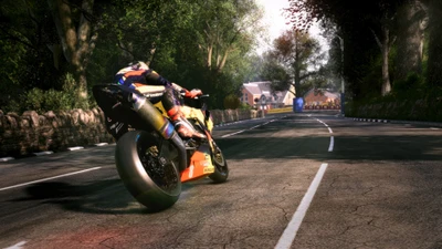 Un pilote de moto se penche dans un virage sur une route pittoresque, montrant le frisson de la vitesse et de la précision dans "TT Isle of Man: Ride on the Edge 3".