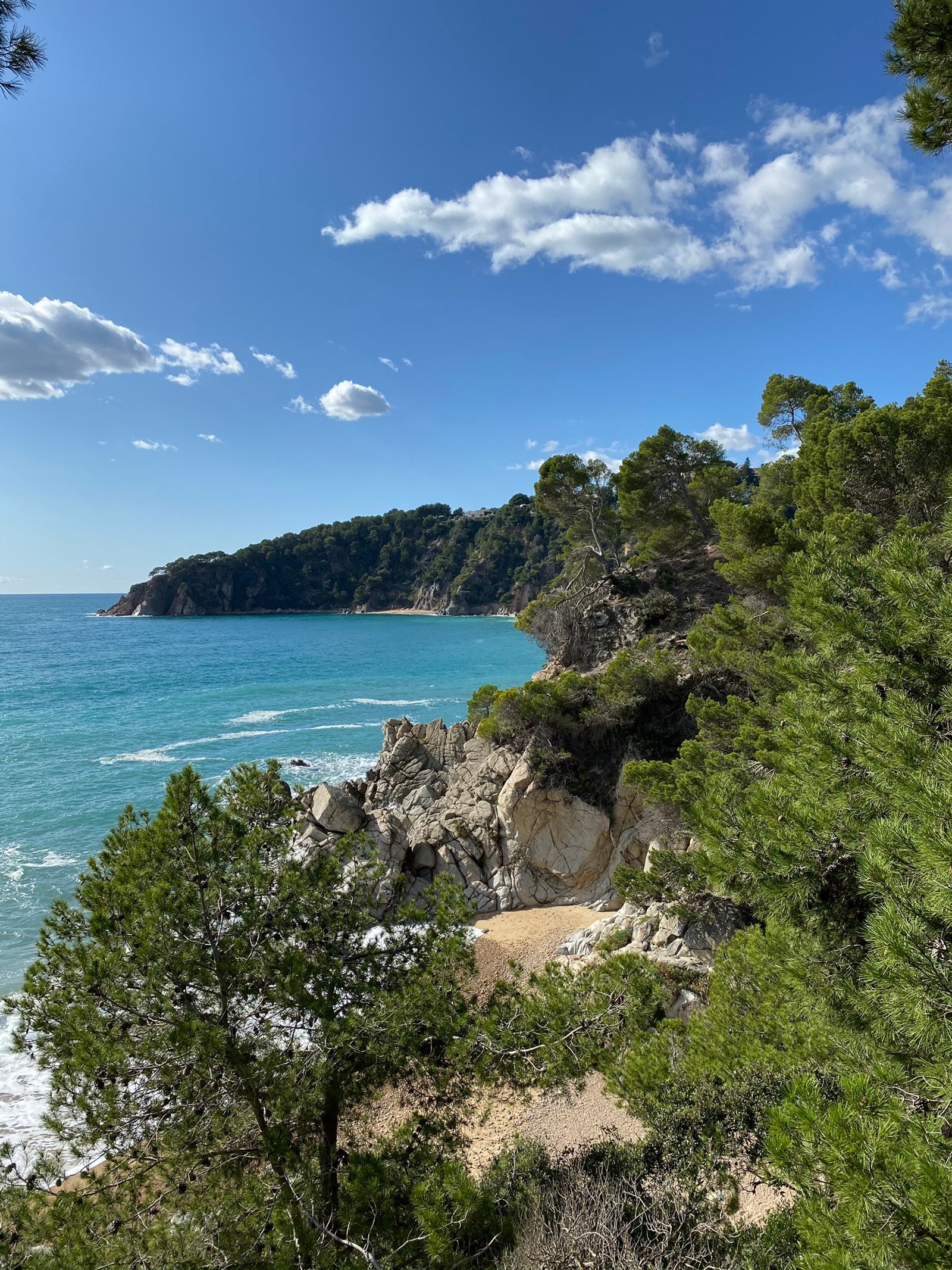 Vue aérienne d'une plage avec une falaise et un plan d'eau (la côte, végétation, nuage, paysage naturel, océan)