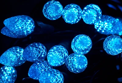 Lumières de Noël bleu cobalt vibrantes dans des sphères décoratives