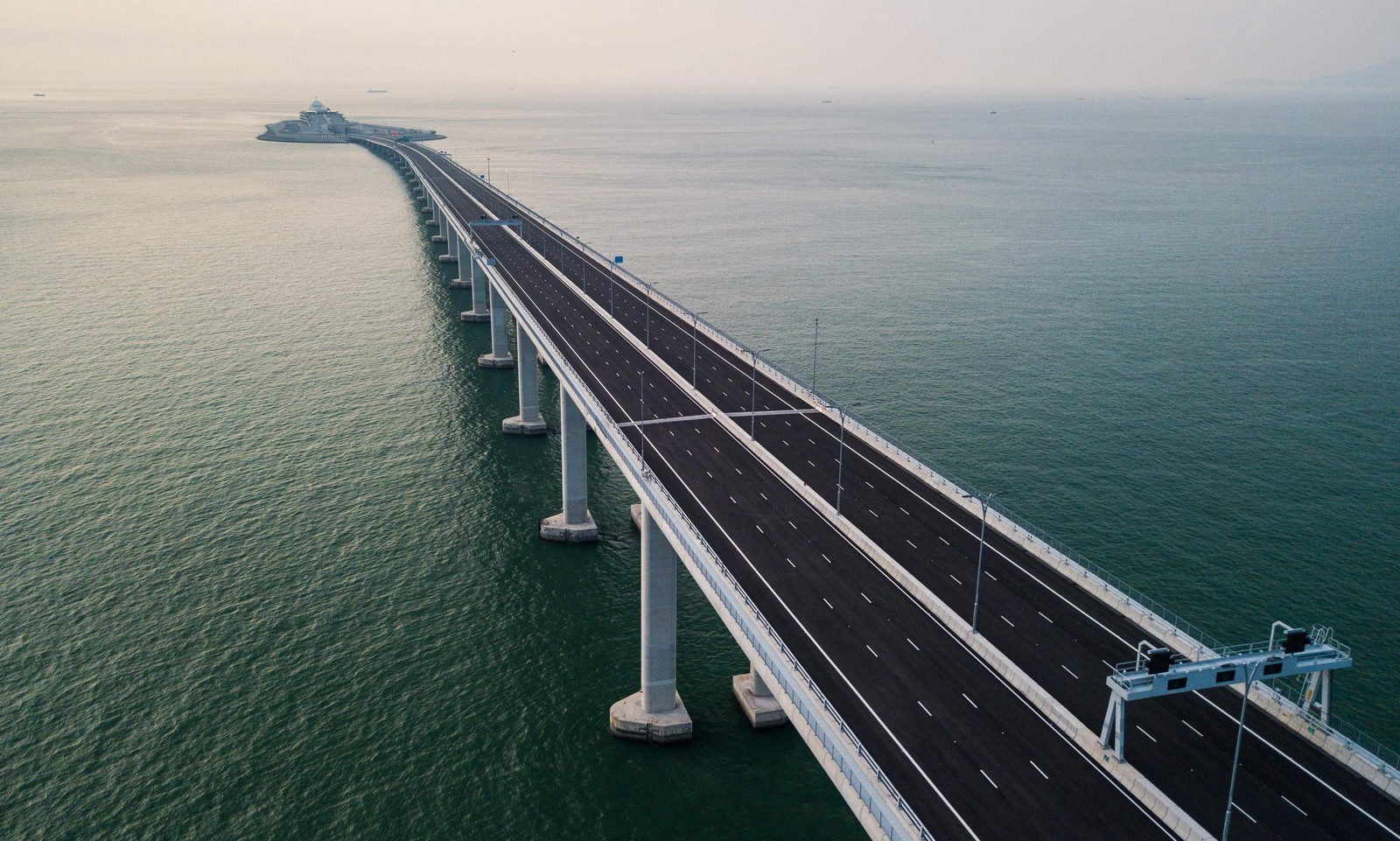 Ponte árabe sobre o oceano com carros sobre ela (ponte, skyway, mar, estrada, ponte de vigas)