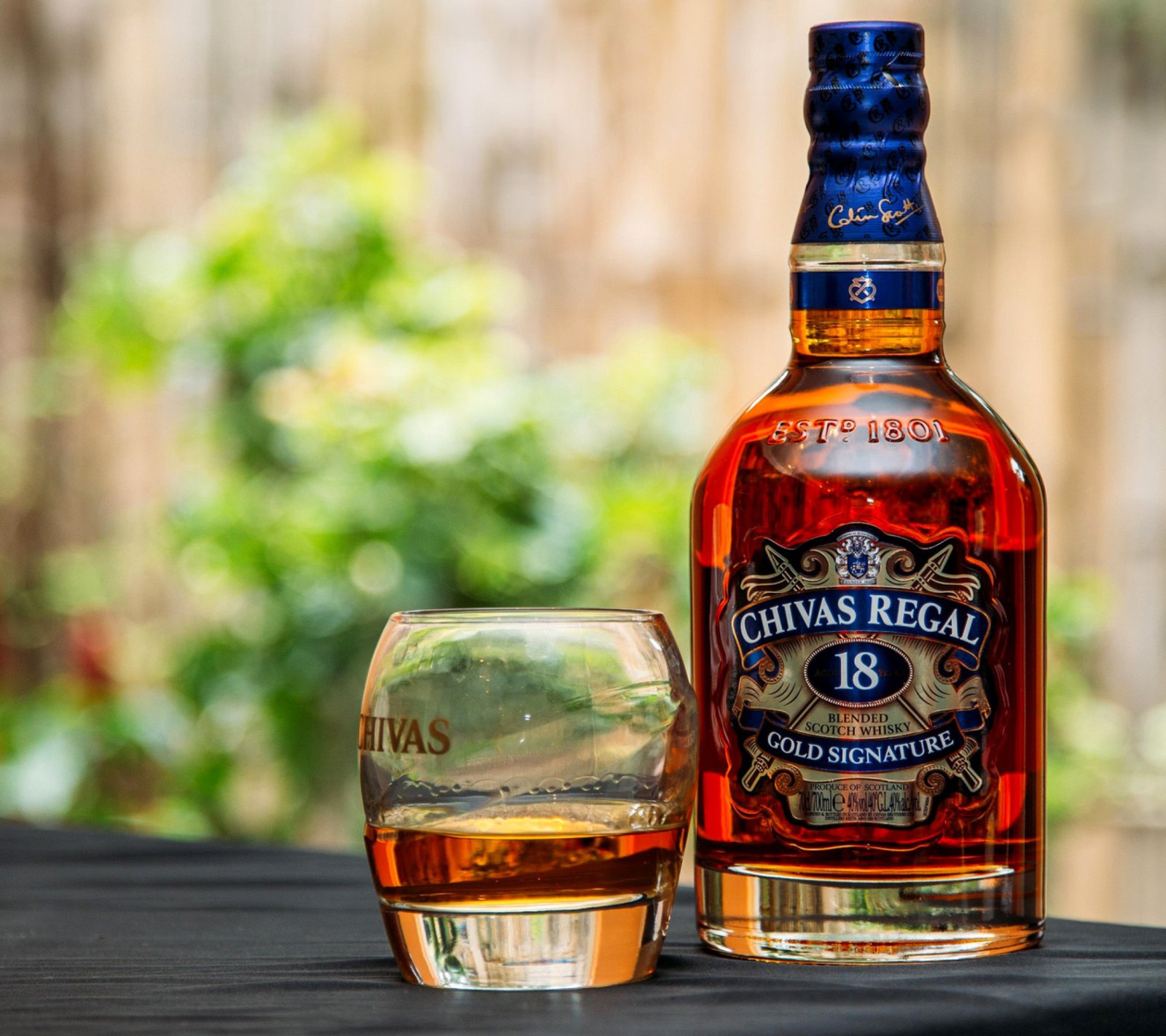 Une bouteille de chivas regal à côté d'un verre de vin (2016, génial, boissons, amour, whisky)