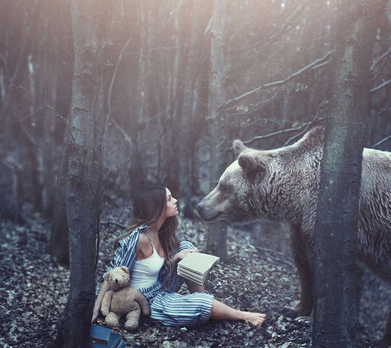 Femme assise par terre avec un ours en peluche et un livre (ours, fille)