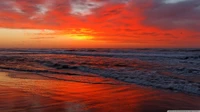 Pôr do sol vibrante sobre ondas serenas da praia