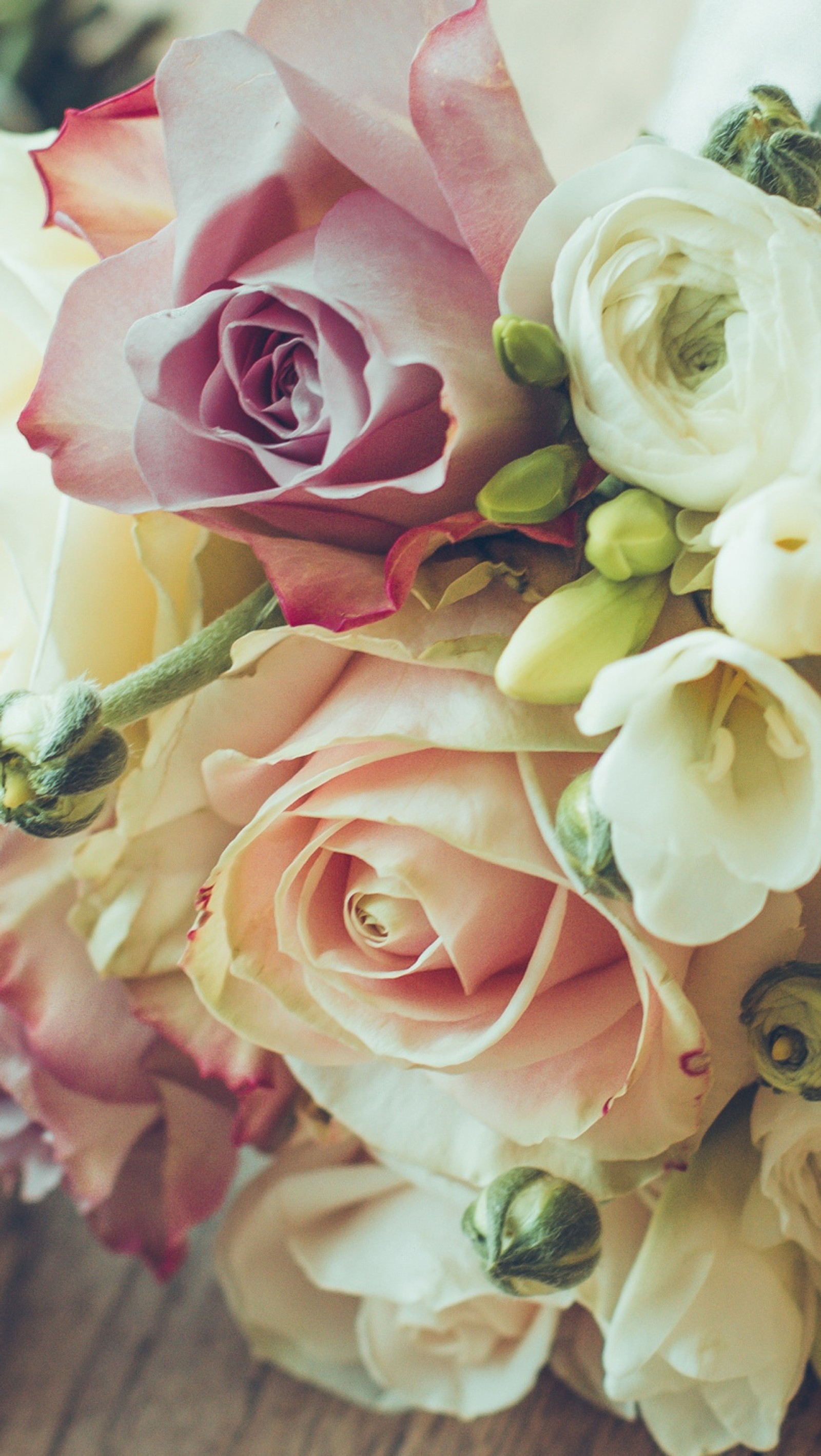 Un bouquet de fleurs est posé sur une table (bouquet, composition, fleurs, roses)