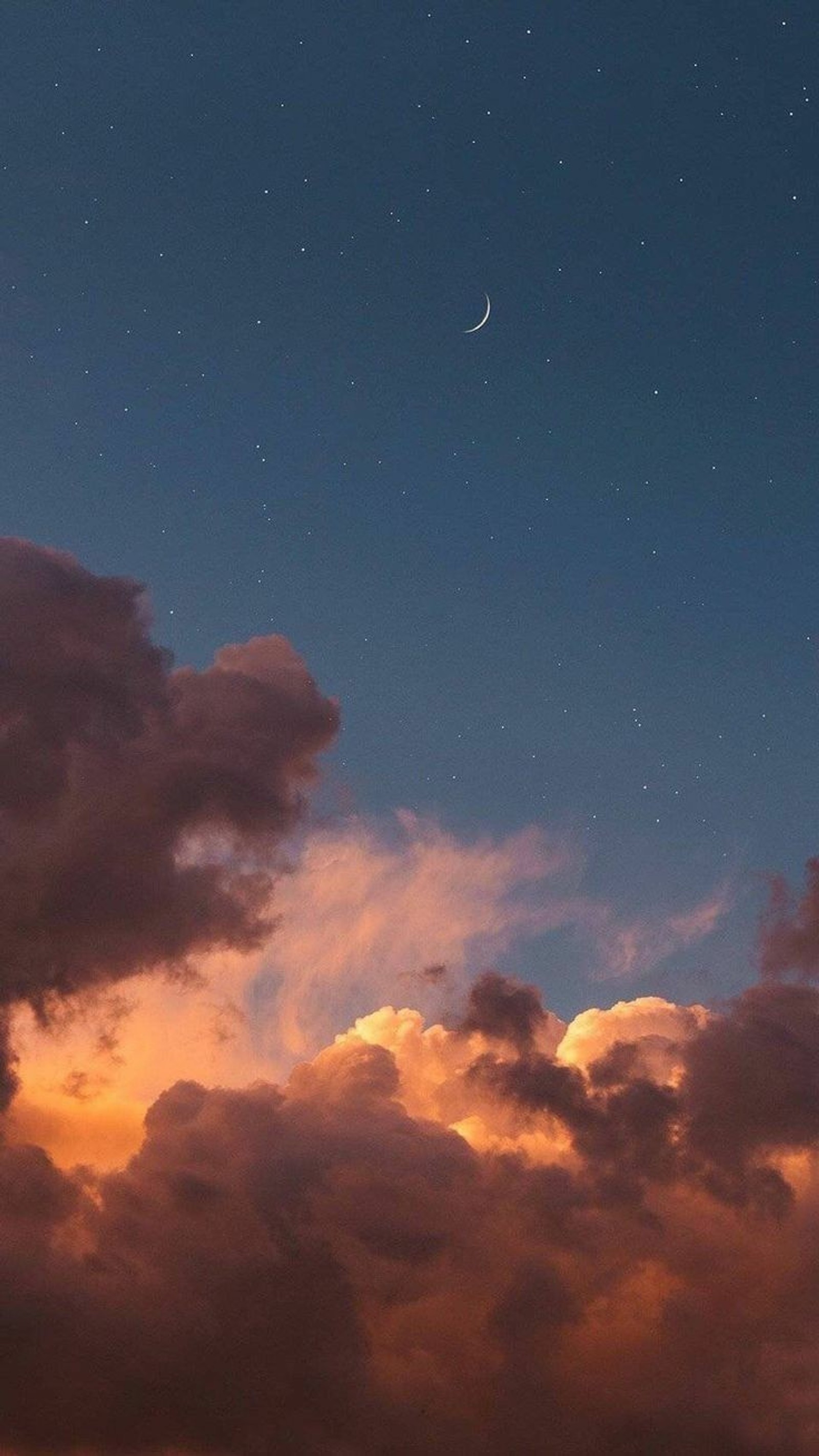 Un avion vole dans le ciel avec un croissant dans le ciel (anges, nuage, nuages, diable, dieu)