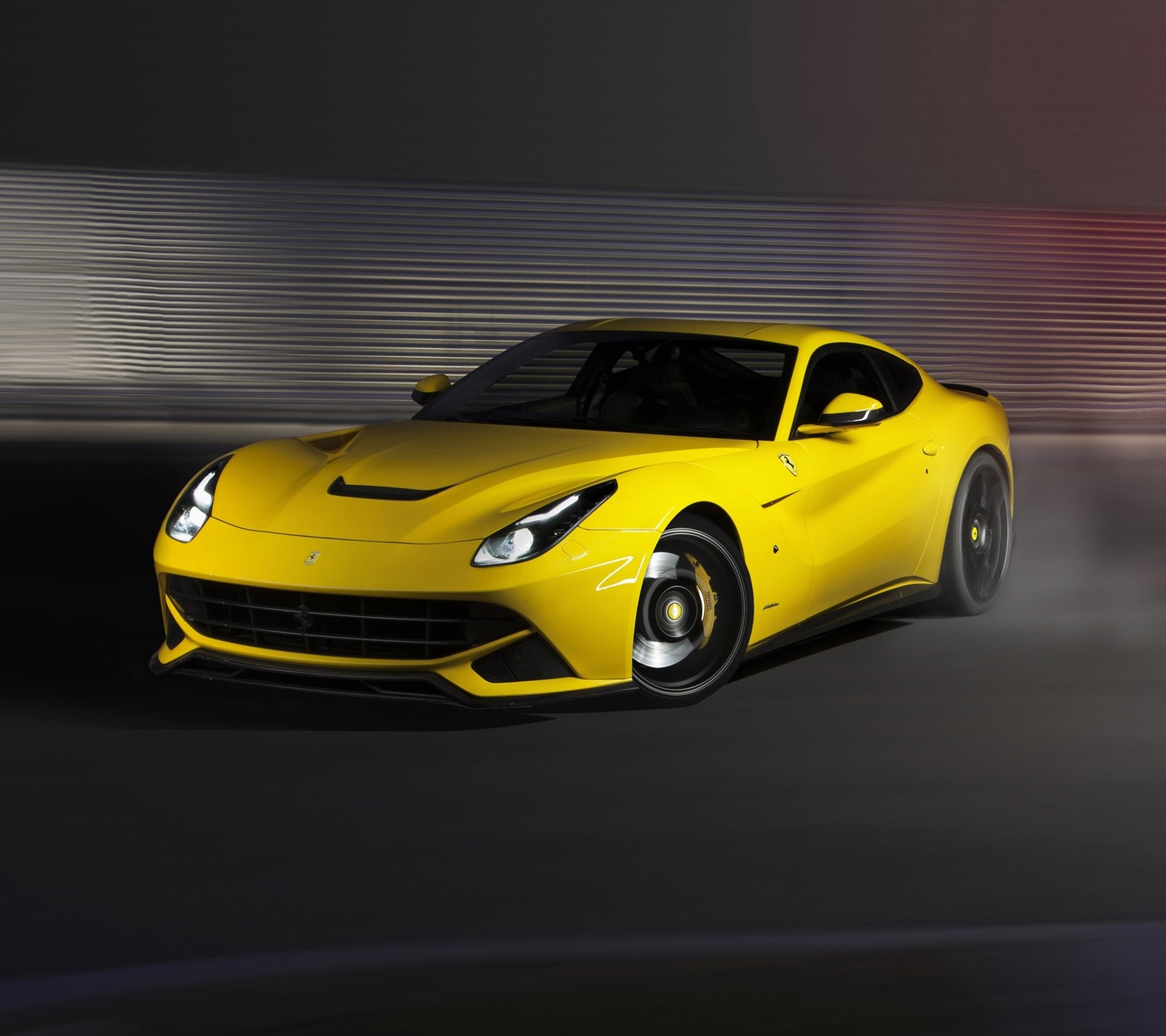 Voiture de sport jaune roulant sur une piste avec un arrière-plan flou (auto, voiture, f12, novitec, vitesse)