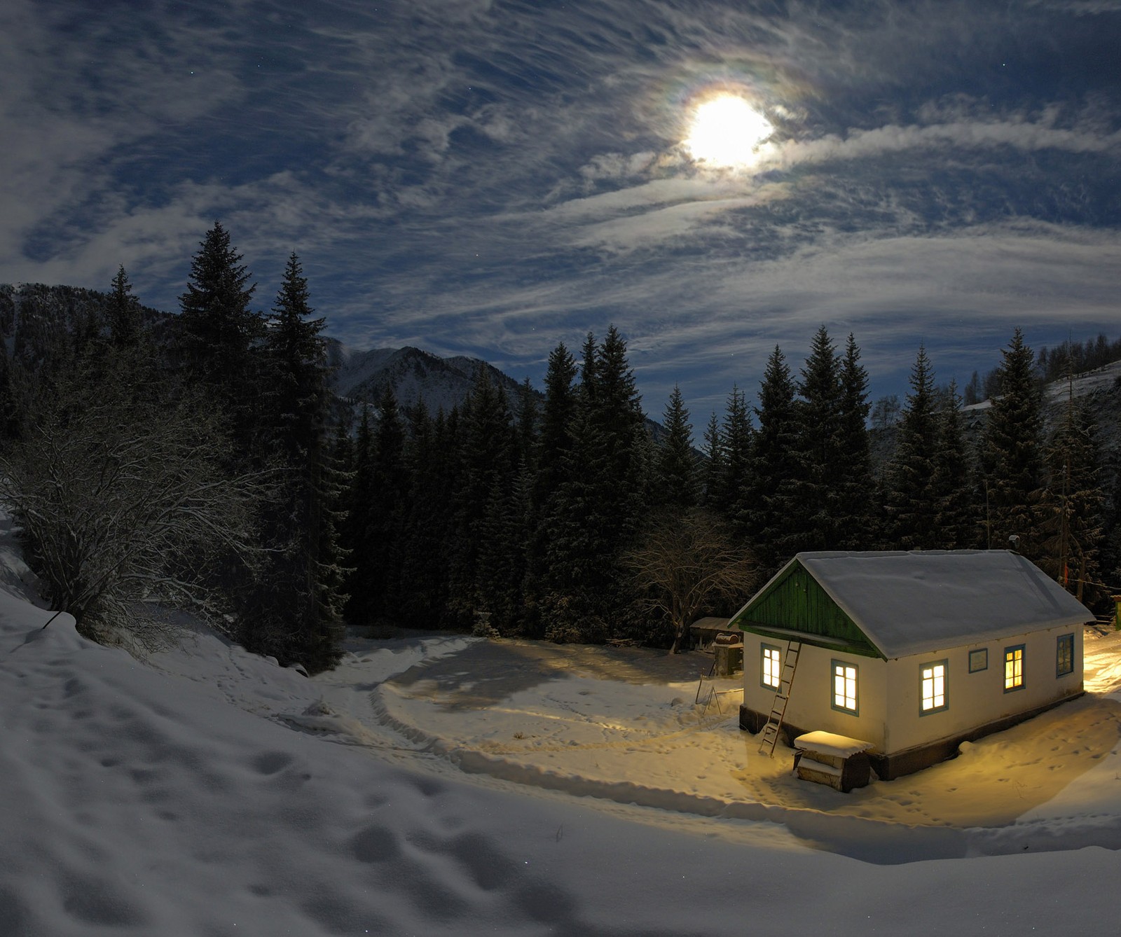 In der mitte eines schneebedeckten feldes steht ein kleines haus (home alone, ishtihos)