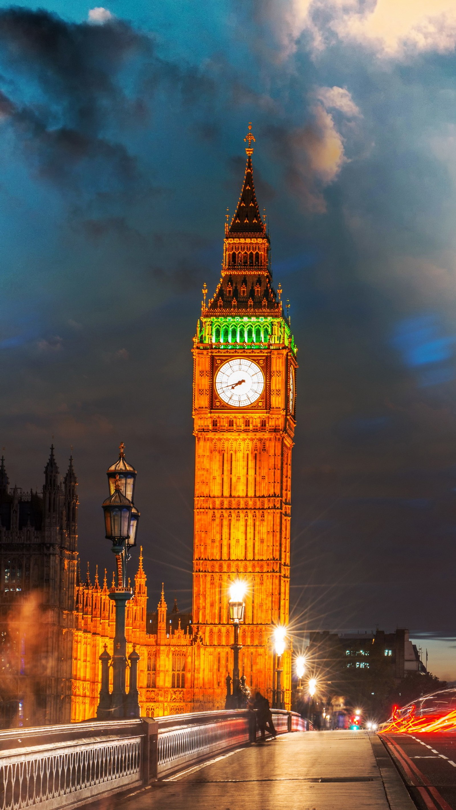 Vista artística de uma torre de relógio com um poste de luz em primeiro plano (big ben, londres, london)