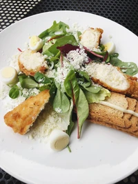 Salada de frango crocante com verduras frescas e guarnição de queijo