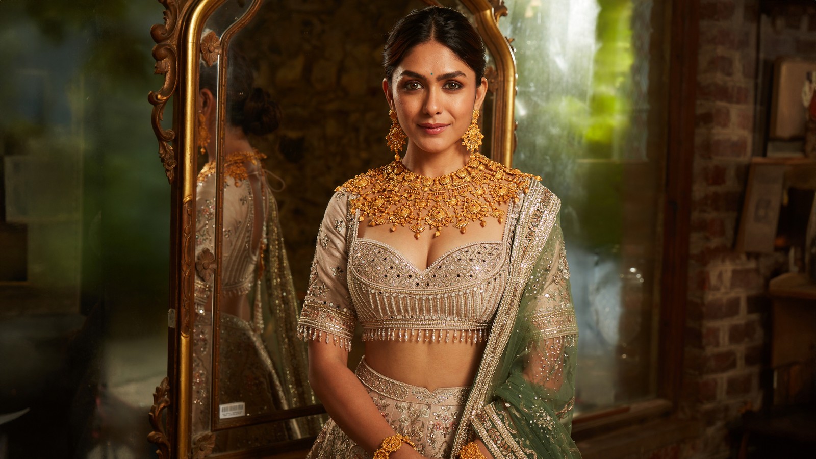 Une femme en tenue blanche et dorée se tenant devant un miroir (mrunal thakur, traditionnel, actrice indienne, 5k, gens)