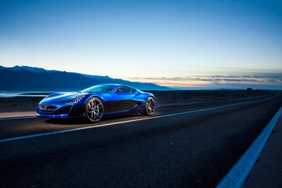 Supercar bleu époustouflant sur une route ouverte sous un ciel crépusculaire