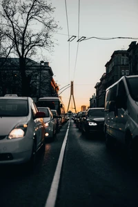 Trafic urbain au crépuscule : Un instantané de voitures sur une rue animée de la ville