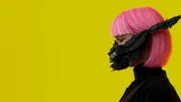 Chica ciberpunk futurista con cabello rosa contra un fondo amarillo brillante